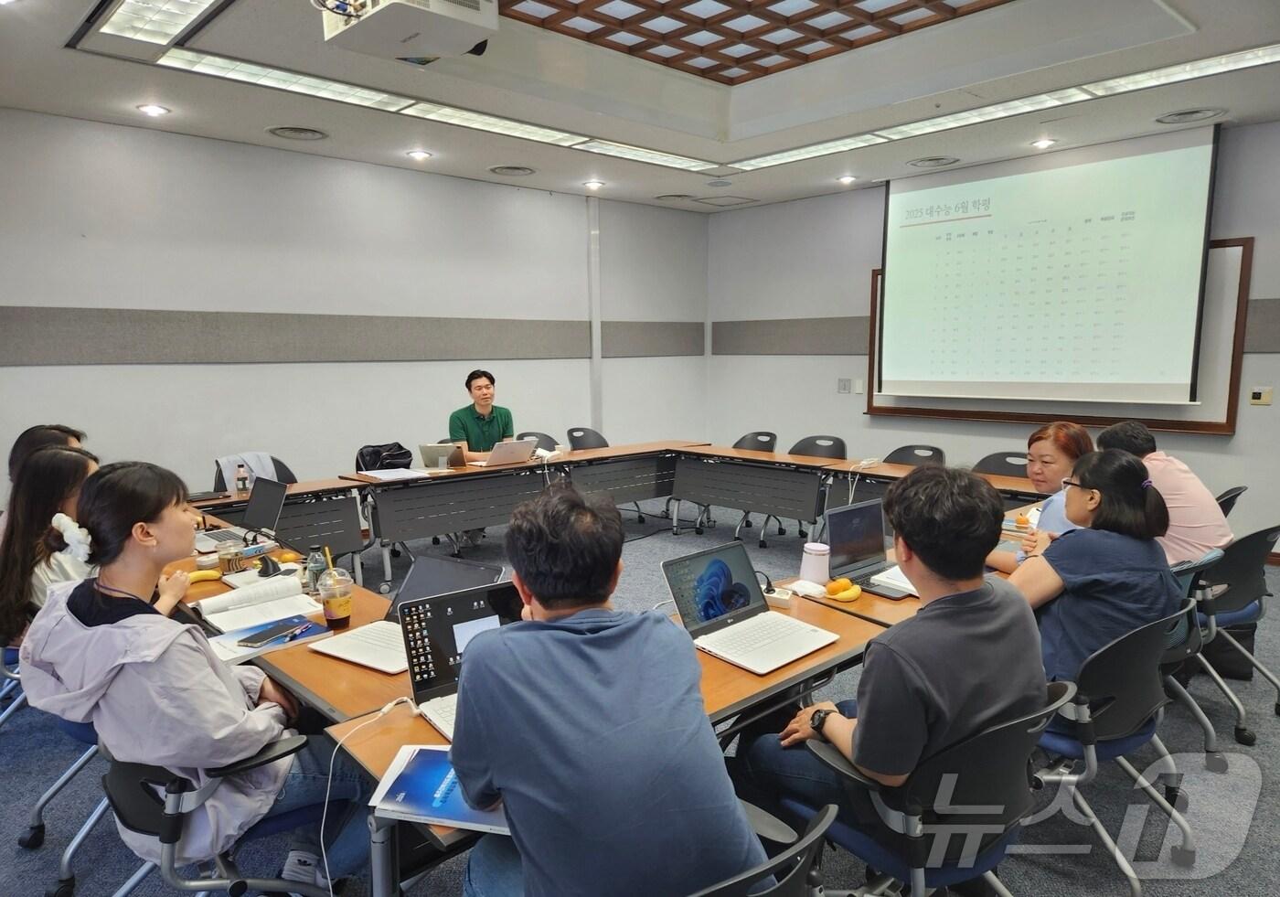  충북 충주가 고교평준화 이후 주요 대학 합격률이 증가한 것으로 나타났다. 사진은 교사 역량 강화 연수.(충주교육지원청 제공)/뉴스1