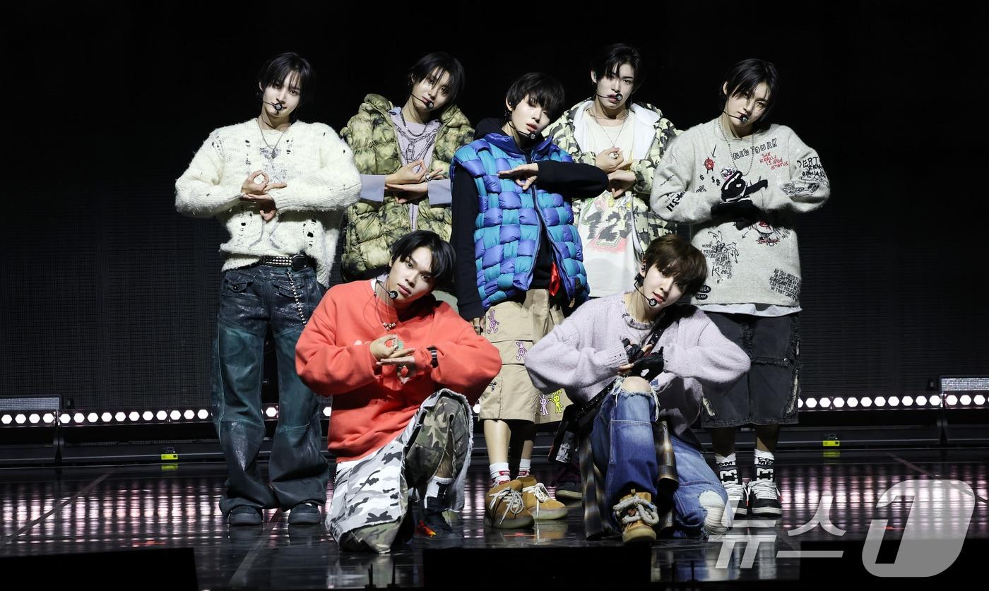 그룹 킥플립(KickFlip)이 20일 오후 서울 광진구 광장동 예스24 라이브홀에서 가진 첫 번째 미니앨범 'Flip it, Kick it!' 발매 기념 쇼케이스에서 신곡을 선보이고 있다. 2024.1.20/뉴스1 ⓒ News1 권현진 기자