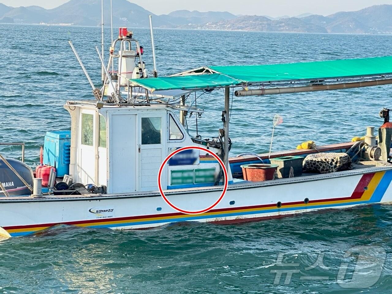 본문 이미지 - 19일 오후 4시쯤 전남 여수시 돌산도 앞 해상에서 연안자망 어선이 불법표지판을 부착해 운항하고 있다.&#40;여수해경 제공&#41;2025.1.20/뉴스1