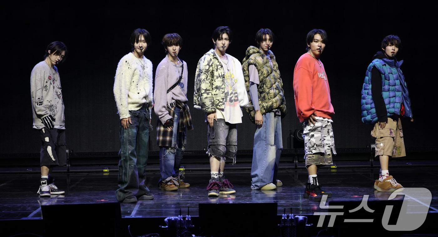 그룹 킥플립&#40;KickFlip&#41;이 20일 오후 서울 광진구 광장동 예스24 라이브홀에서 가진 첫 번째 미니앨범 &#39;Flip it, Kick it!&#39; 발매 기념 쇼케이스에서 신곡을 선보이고 있다. 2025.1.20/뉴스1 ⓒ News1 권현진 기자