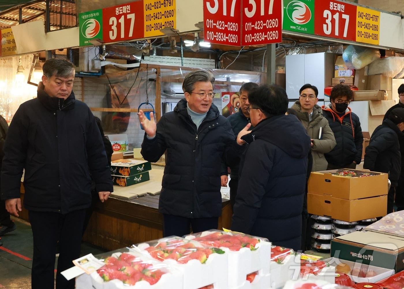 본문 이미지 - 정용래 대전 유성구청장이 20일 노은농수산물도매시장을 찾아 상인들과 얘기를 나누고 있다.(대전 유성구 제공)/뉴스1 