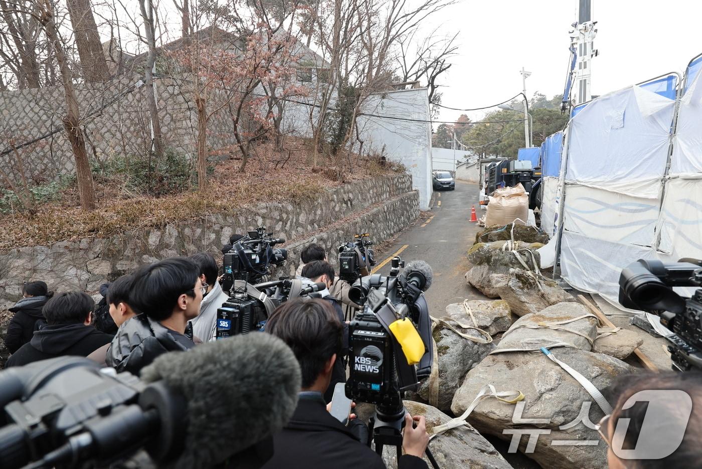 경찰 비상계엄 특별수사단이 삼청동 안전가옥(안가) 압수수색 재시도에 나선 20일 오후 서울 종로구 삼청동 대통령 안가 앞에서 취재진들이 대기하고 있다. 2025.1.20/뉴스1 ⓒ News1 박지혜 기자