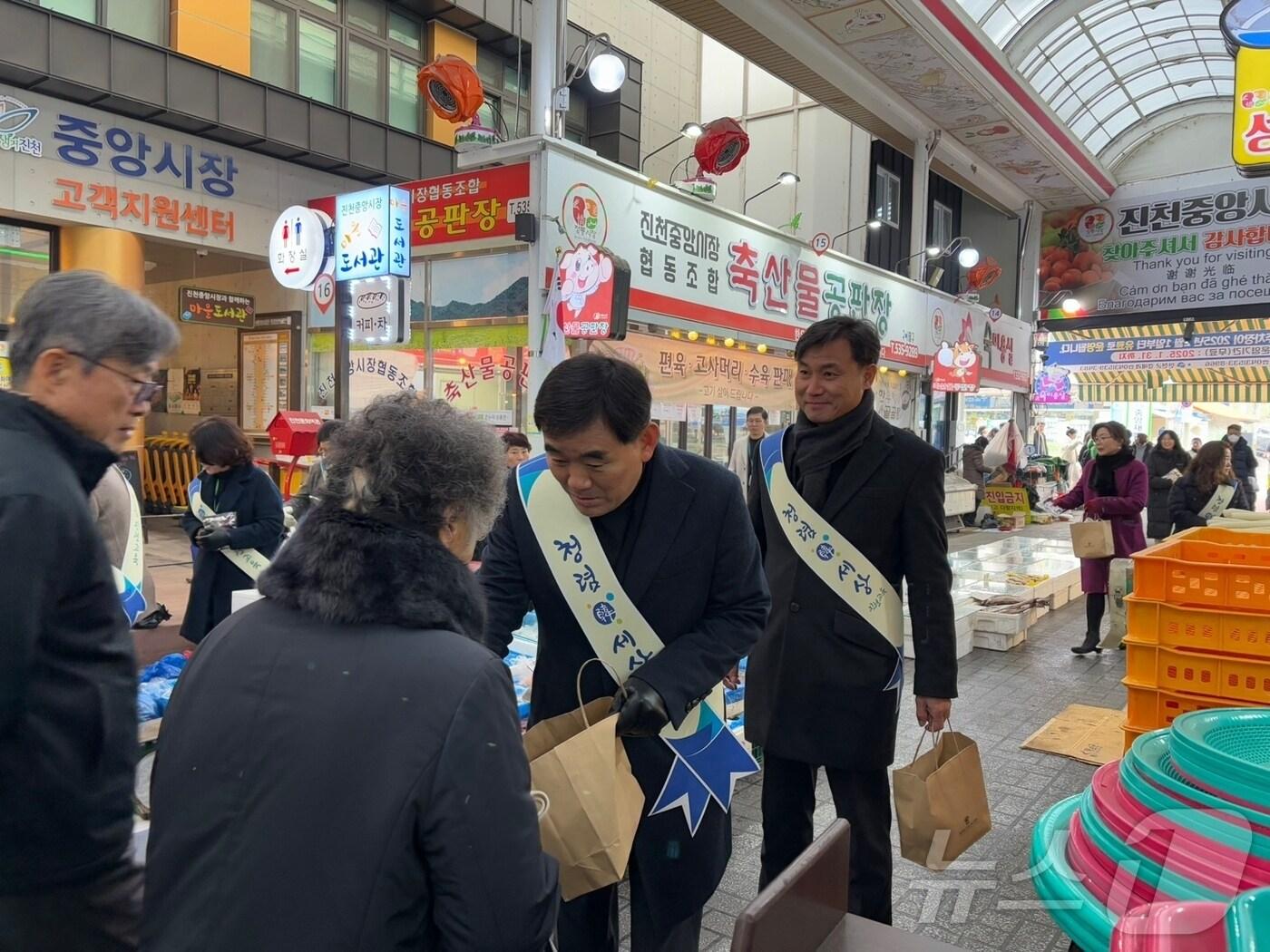 본문 이미지 - 충북 진천교육지원청은 20일 진천중앙시장에서 전통시장 장보기 행사와 청렴·친절 캠페인을 전개했다.&#40;진천교육지원청 제공&#41;/뉴스1