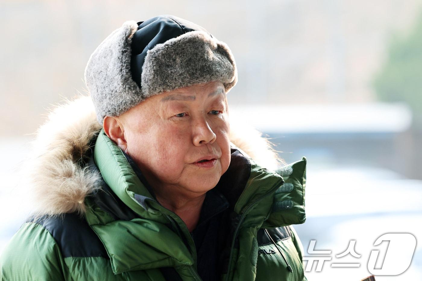 윤석열 대통령의 부인 김건희 여사에 대해 '쥴리 의혹'을 제기한 안해욱 전 한국초등학교태권도연맹 회장이 20일 오후 서울 서초경찰서에 출석하며 취재진 질문에 답하고 있다. 서울 서초경찰서는 이날 정보통신망법 위반(명예훼손) 혐의를 받는 안씨를 피의자 신분으로 불러 조사한다고 밝혔다. 2025.1.20/뉴스1 ⓒ News1 황기선 기자