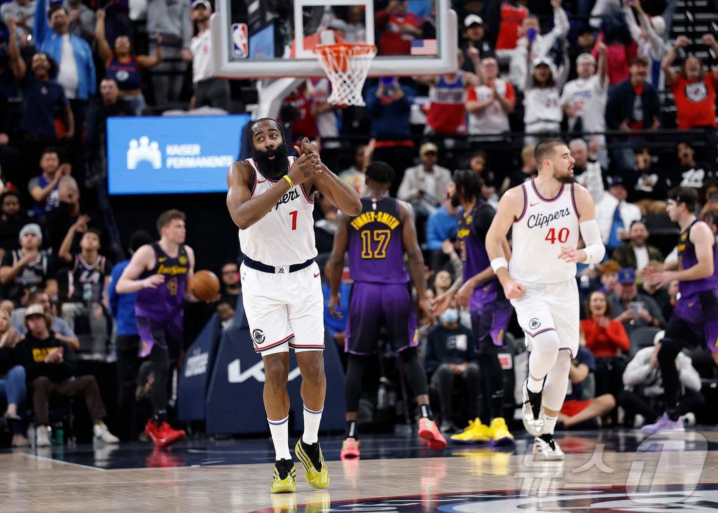 본문 이미지 - NBA LA 클리퍼스 제임스 하든이 LA 레이커스전에서 21점으로 승리를 이끌었다. ⓒ AFP=뉴스1