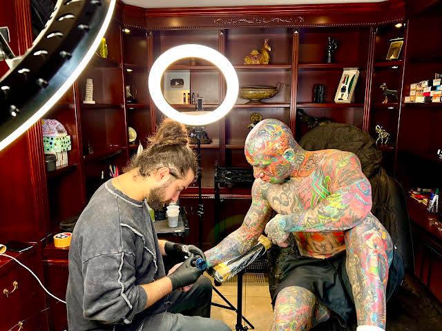 본문 이미지 - 이란 인기 가수 아미르 호세인 마그수들루(아미르 타탈루)가 문신을 받고 있는 모습. (타탈루 X 갈무리)