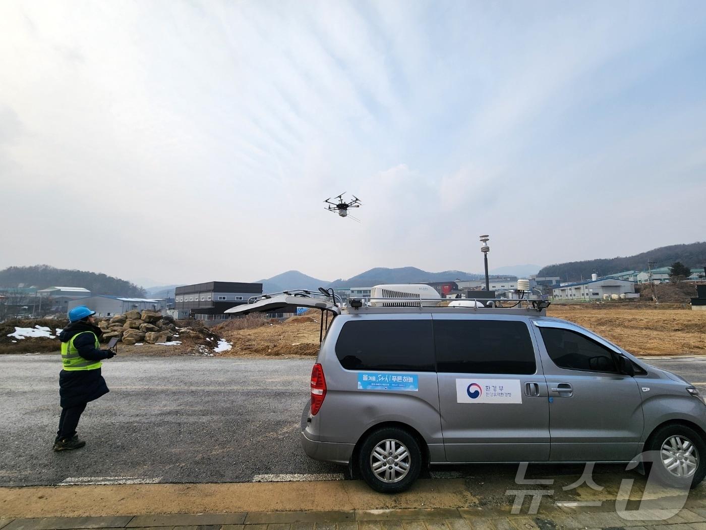 본문 이미지 - 한강청 환경감시단이 지난 14일 드론 등 첨단감시장비를 활용해 경기도 광주시 환경오염취약지역 일대를 모니터링하고 있는 모습.&#40;한강청 제공&#41;