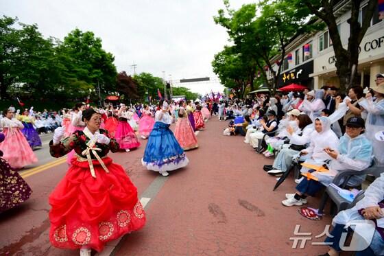 본문 이미지 - 지난해 5월12일 전북자치도 남원시내에서 제94회 춘향제 ‘발광난장 대동길놀이’ 프로그램이 실시되고 있는 가운데 관광객들과 시민들이 박수를 보내고 있다.2024.5.12.(남원시 제공)/뉴스1