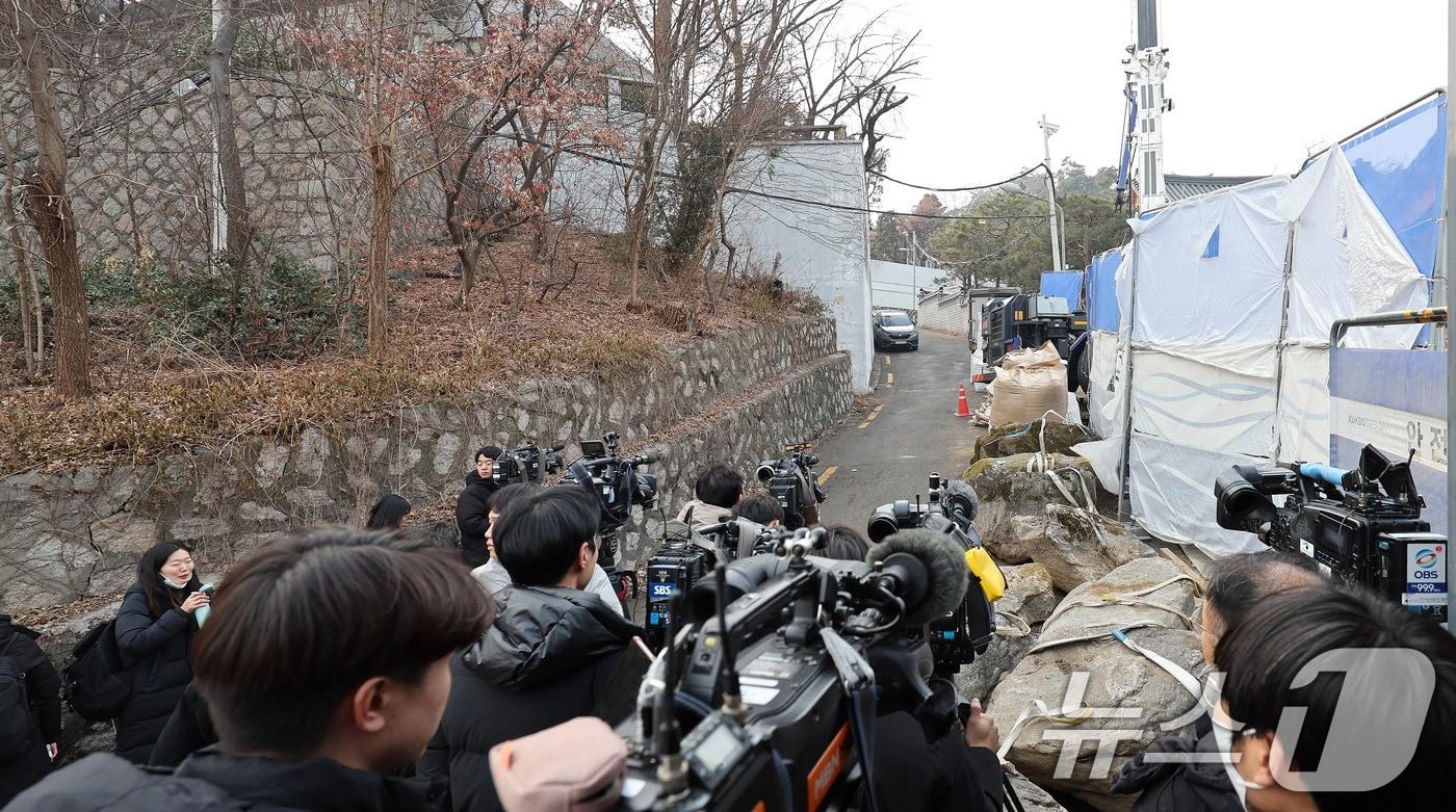 경찰 비상계엄 특별수사단이 삼청동 안전가옥(안가) 압수수색 재시도에 나선 20일 오후 서울 종로구 삼청동 대통령 안가 앞에서 취재진들이 대기하고 있다. 2025.1.20/뉴스1 ⓒ News1 박지혜 기자