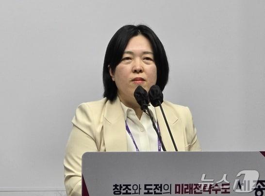 본문 이미지 -  20일 세종시청에서 브리핑하는 이영옥 보건복지국장. ⓒ News1 장동열 기자