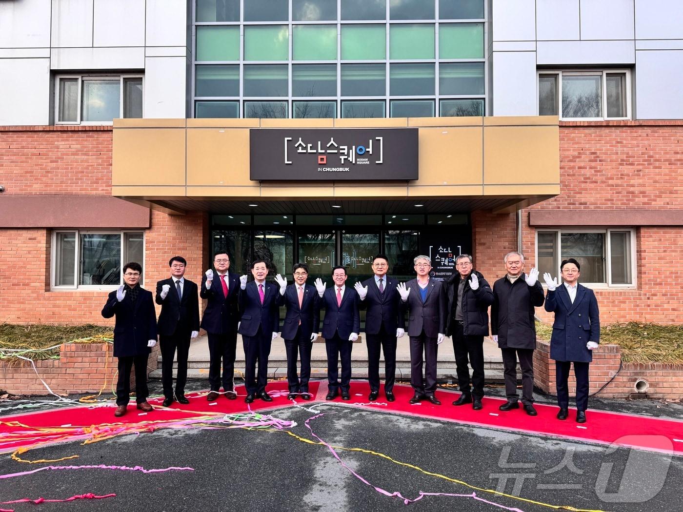 본문 이미지 - 김성섭 중소벤처기업부 차관&#40;왼쪽 5번째&#41;과 이태식 한국중소벤처기업유통원 대표이사&#40;왼쪽 4번째&#41; 등 관계자들이 소담스퀘어 충북 개소식에서 기념 촬영을 하고 있다.&#40;한국중소벤처기업유통원 제공&#41;