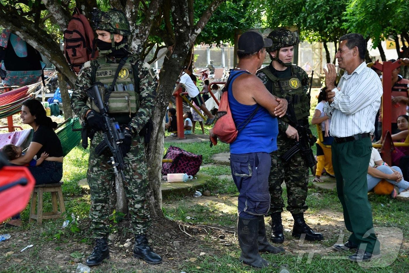 18일(현지시간) 콜롬비아 노르테데산탄데르주 티부에서 육군 병사들이 경계 근무를 서고 있다. 인근의 카타툼보에서는 지난 16일 게릴라 반군인 콜롬비아 민족해방군(ELN)이 무력 충돌을 일으켜 적어도 80명이 사망했다. 2025.01.18 ⓒ AFP=뉴스1 ⓒ News1 김지완 기자