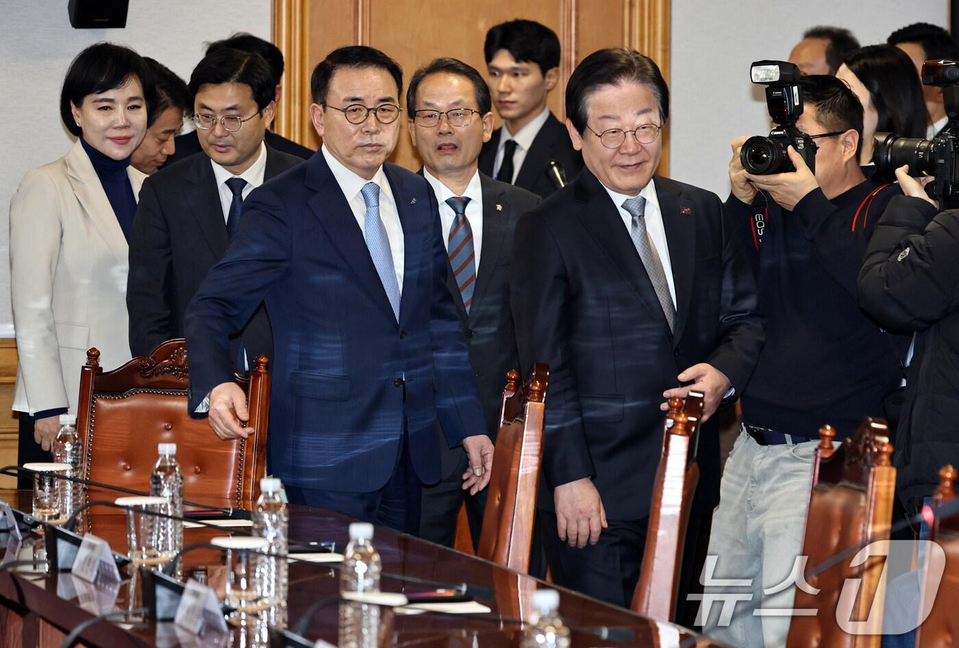 이재명 더불어민주당 대표가 20일 오후 서울 중구 명동 은행연합회관에서 열린 '민생 경제 회복을 위한 더불어민주당-은행권 현장간담회'에 조용병 은행연합회장의 안내를 받으며 이동하고 있다. (공동취재) 2025.1.20/뉴스1 ⓒ News1 이승배 기자