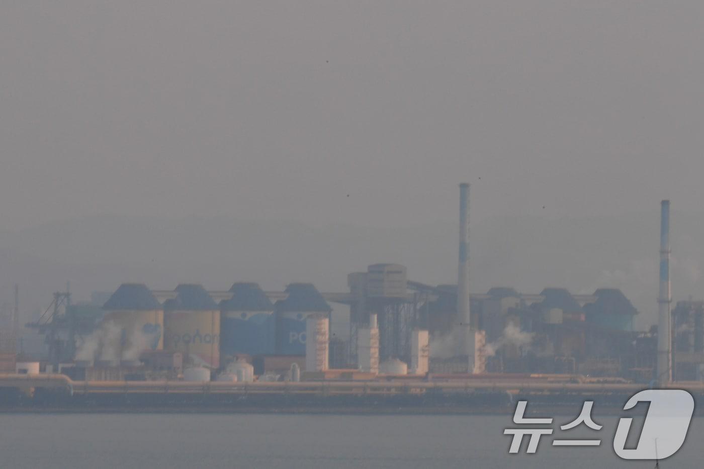 20일 오후 포스코 포항제철소 주변이 희뿌연 미세먼지에 뒤덮여 있다. 2025.1.20/뉴스1 ⓒ News1 최창호 기자