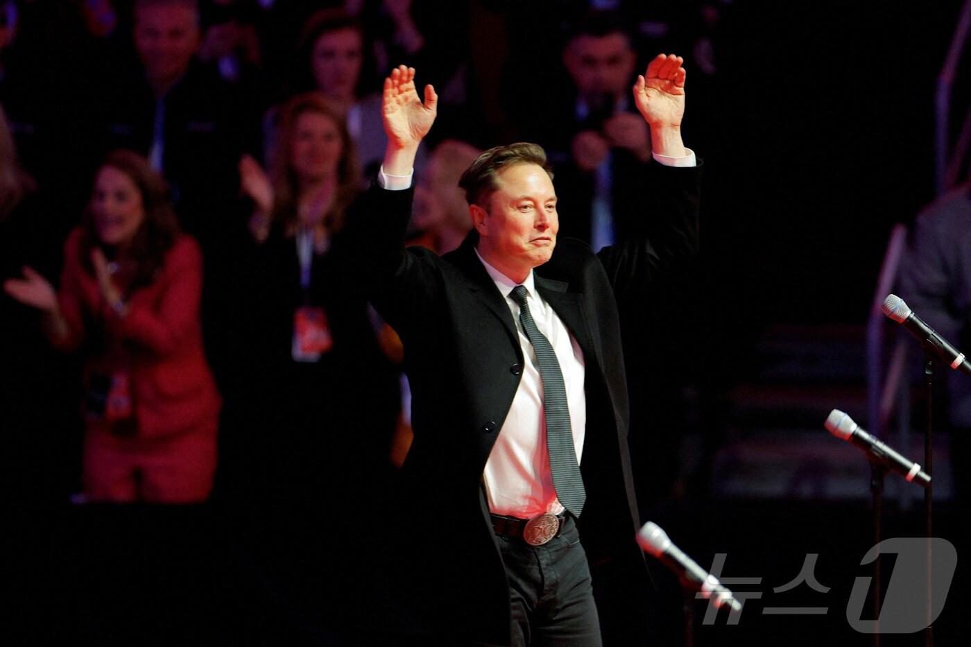 일론 머스크 테슬라 CEO가 19일(현지시간) 워싱턴 '캐피털 원 아레나' 경기장에서 열린 도널드 트럼프 대통령 당선인의 MAGA 대선 승리 축하 집회서 춤을 추고 있다. 2025.01,20 ⓒ 로이터=뉴스1 ⓒ News1 우동명 기자