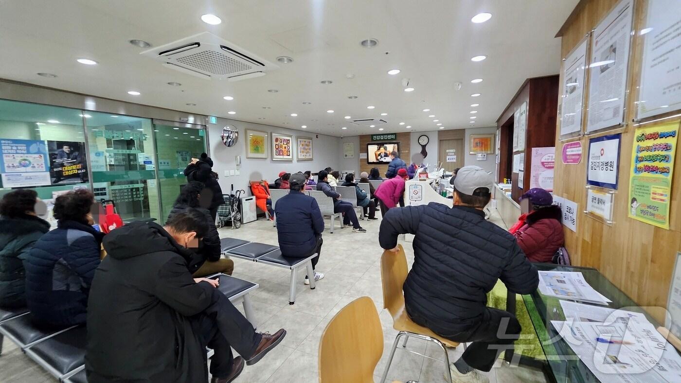 본문 이미지 - 20일 오전 강원 춘천 소양동의 한 내과에 진료를 받기 위한 환자들로 북적였다.2025.1.20 한귀섭 기자