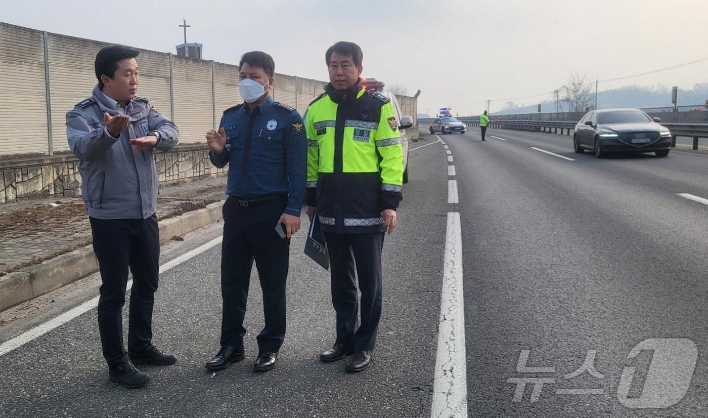 본문 이미지 -  20일 충북 충주경찰서는 국도 3호선 충주 주덕~음성 생극 구간에 구간단속을 도입한다고 밝혔다. 사진은 현장 회의.(충주경찰서 제공)/뉴스1