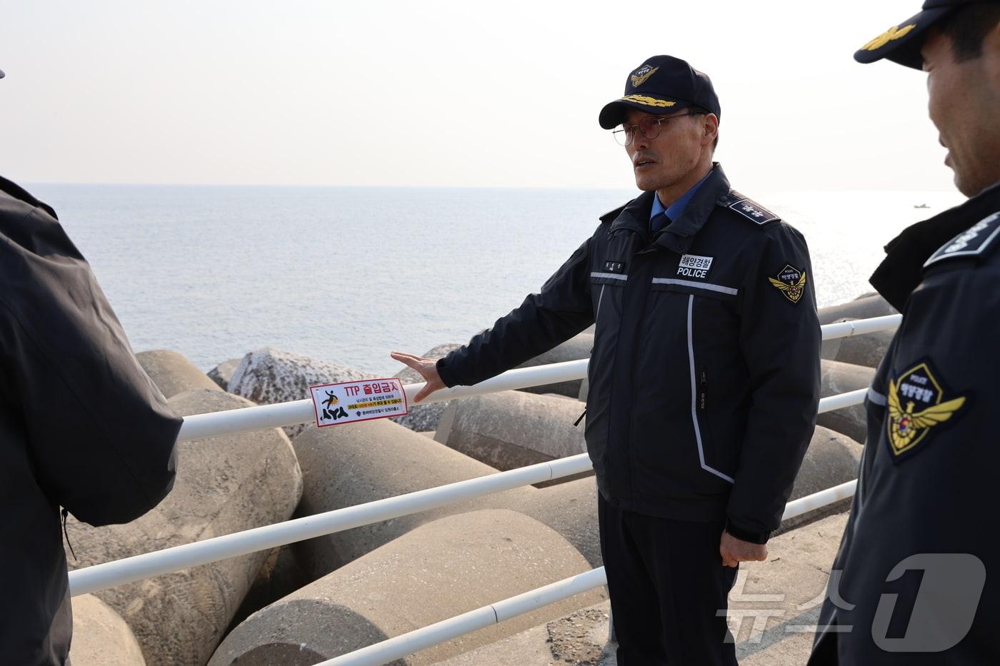 20일 설 명절을 앞두고 삼척 임원 치안현장을 방문한 김성종 동해지방해양경찰청장이 연안 해역을 점검하고 있다.&#40;동해해경청 제공&#41; 2025.1.20/뉴스1 ⓒ News1 윤왕근 기자