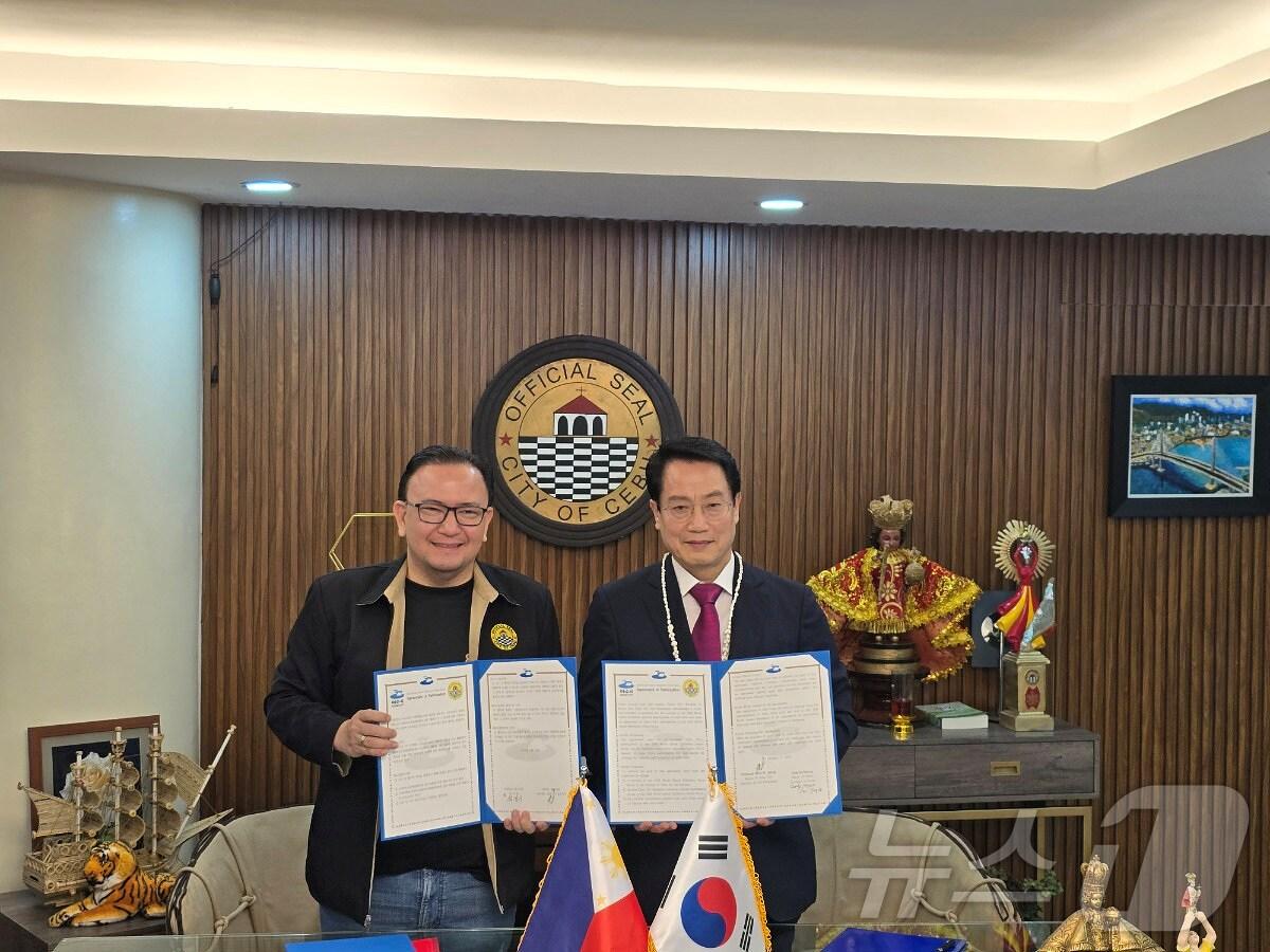 본문 이미지 - 전남 여수시는 필리핀 세부와 2026여수세계섬박람회 참가 협약을 체결하고 기념사진을 찍고 있다.(여수시 제공)2025.1.20/뉴스1