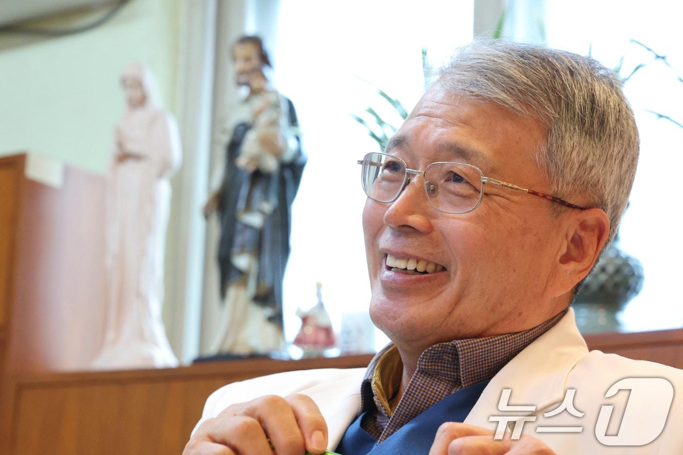 고영초 요셉의원 원장이 20일 오후 서울 영등포구 요셉의원에서 뉴스1과 인터뷰를 하고 있다. 2025.1.20/뉴스1 ⓒ News1 신웅수 기자