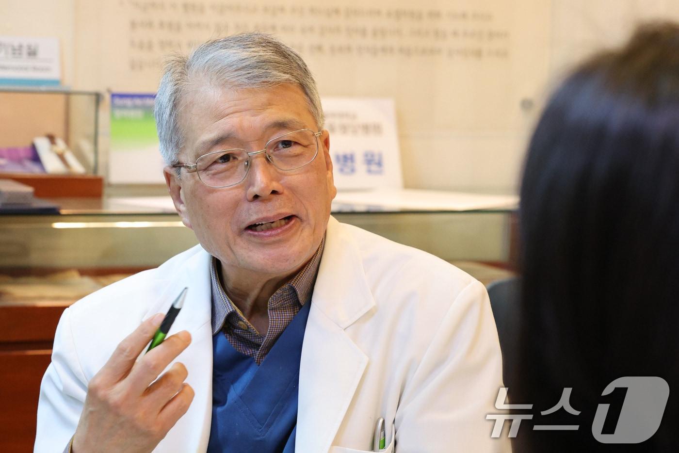 고영초 요셉의원 원장이 20일 오후 서울 영등포구 요셉의원에서 뉴스1과 인터뷰를 하고 있다. 2025.1.20/뉴스1 ⓒ News1 신웅수 기자