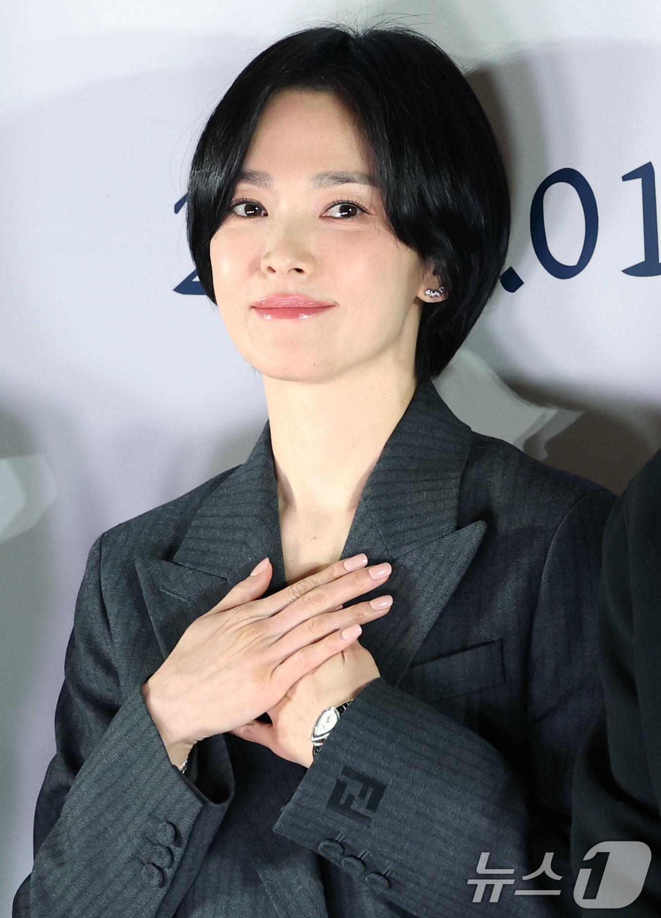 본문 이미지 - 배우 송혜교가 20일 서울 강남구 메가박스 코엑스에서 열린 영화 '검은 수녀들' 언론시사회에 참석해 인사를 하고 있다. 이 자리에서 송혜교는 "드라마 더 글로리'를 끝내놓고 다시 사랑 이야기로 돌아오고 싶지 않아 오컬트 작품을 선택하게 됐다＂라고 말했다. '검은 수녀들'은 강력한 악령에 사로잡힌 소년을 구하기 위해 금지된 의식에 나서는 사람들의 이야기를 그린 작품이다. 2025.1.20/뉴스1 ⓒ News1 권현진 기자