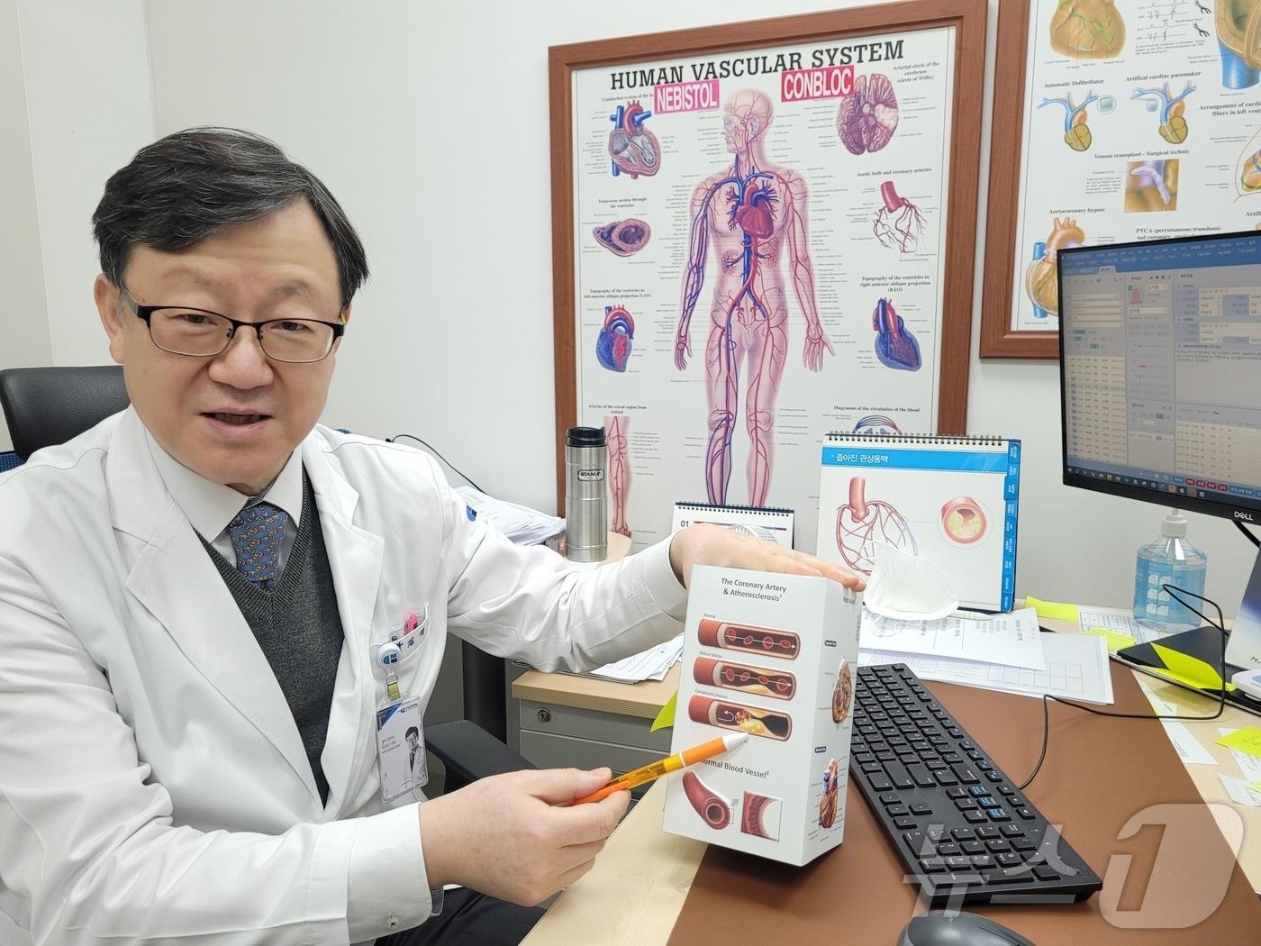 본문 이미지 - 김상곤 센텀종합병원 심장내과 과장이 동맥경화증 및 심근경색 등에 대해 설명하고 있다.(센텀종합병원 제공)