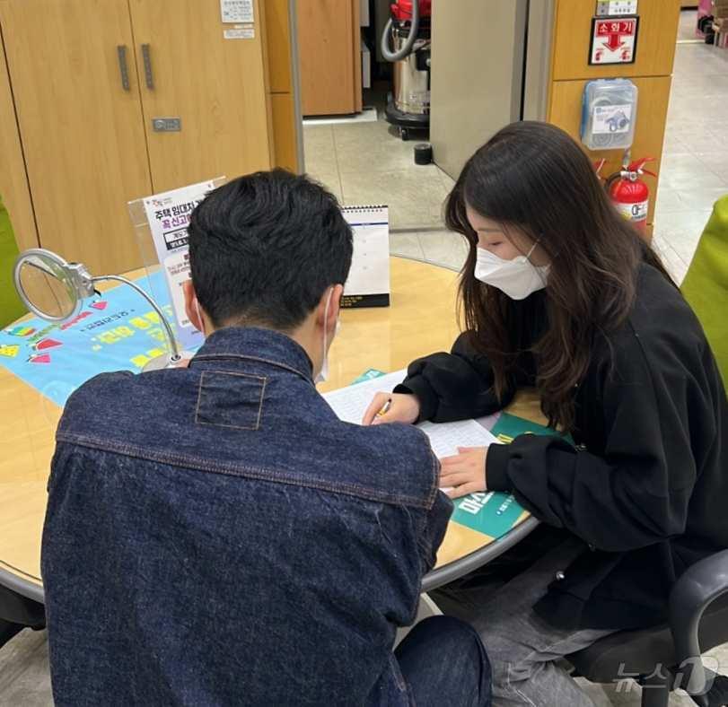 본문 이미지 - 관악구청 직원이 토지대장 열람 신청 민원인을 안내하고 있다.(관악구청 제공)