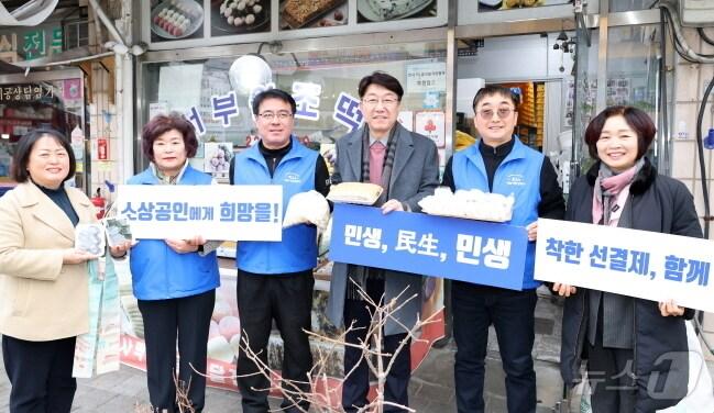 본문 이미지 - 우범기 전주시장이 20일 오후 임숙희 경제산업국장 등과 함께 효자동 서부원조떡집을 방문해 선결재하고 재방문을 약속했다.(전주시 제공)/뉴스1