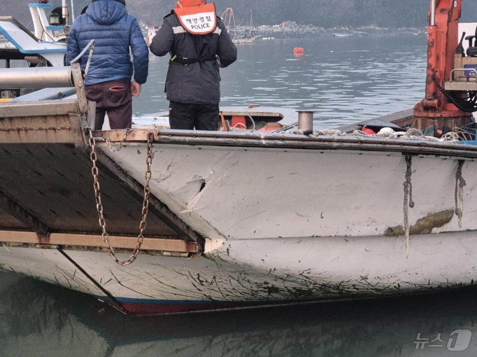 본문 이미지 - 20일 오전 7시 12분쯤 전남 완도군 노화도 인근 해상에서 선박끼리 충돌해 완도해경이 구조하고 있다.(완도해경 제공)2025.1.20/뉴스1