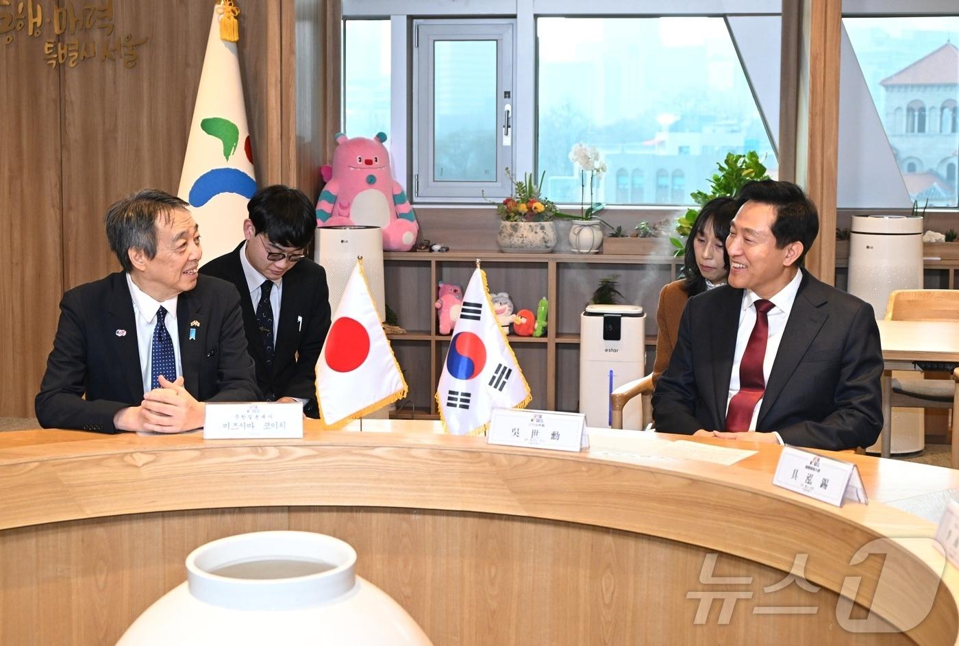 오세훈 서울시장이 20일 오후 서울시청을 찾은 미즈시마 코이치 주한일본대사와 대화를 나누고 있다. &#40;서울시 제공&#41;