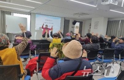 본문 이미지 -  어르신 대상 문화 다양성 교육 현장 (서울시 제공)