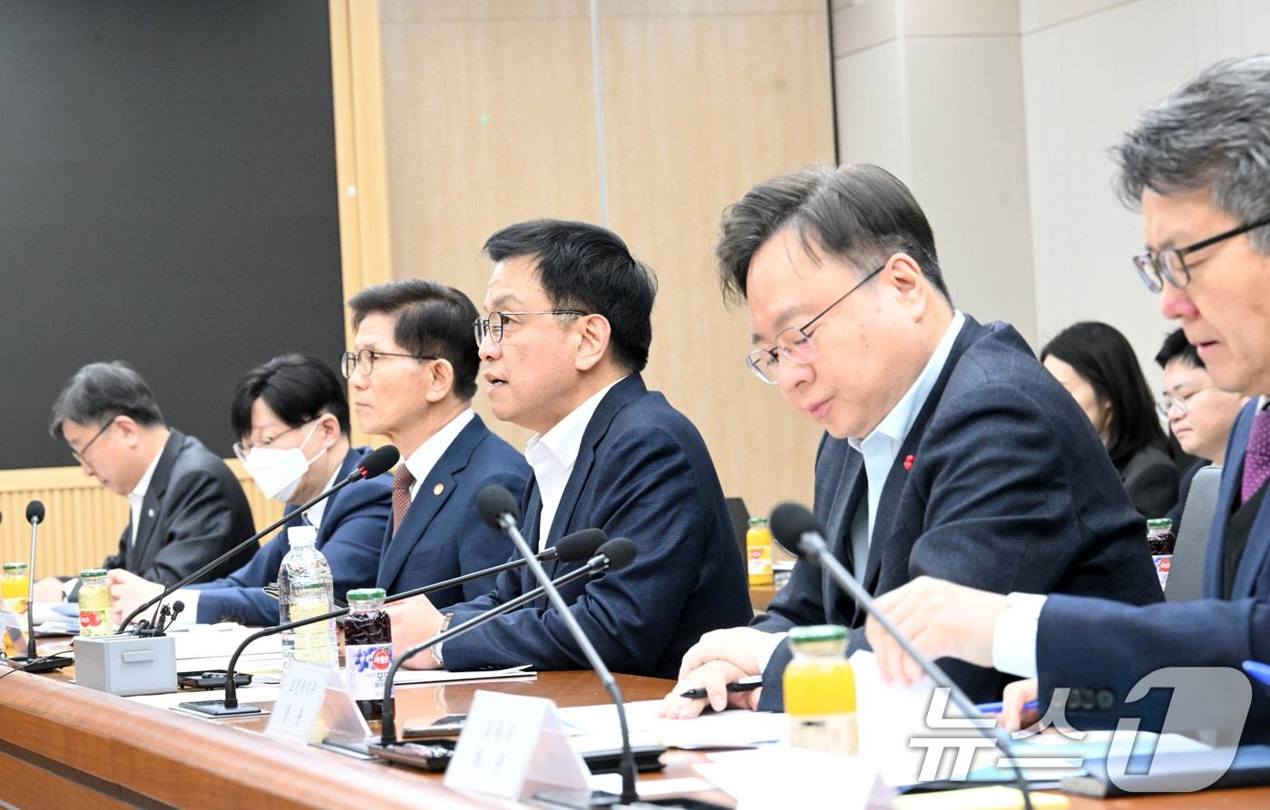 최상목 대통령 권한대행 부총리 겸 기획재정부 장관이 20일 오후 세종특별자치시 정부세종청사 중앙동에서 열린 '민생정책 신속집행 점검회의'를 주재, 모두발언을 하고 있다. (기획재정부 제공) 2025.1.20/뉴스1 ⓒ News1 김명섭 기자