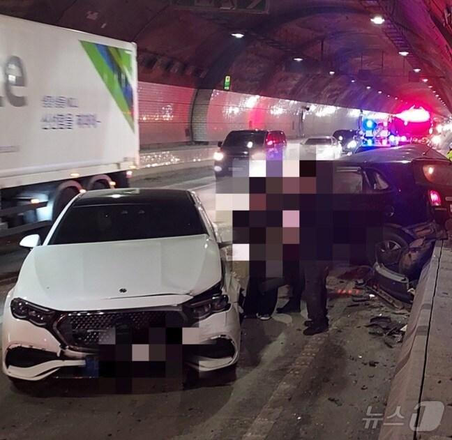 본문 이미지 - 20일 오후 5시3분께 전북 장수군 장계면 통영대전고속도로 하행선(장수JC→서상IC 방향) 129.3㎞ 지점에서 EV6 승용차와 쏘렌토 스포츠유틸리티차(SUV), 벤츠 승용차 등 차량 3대가 추돌했다.(전북소방 제공)2025.1.20/뉴스1