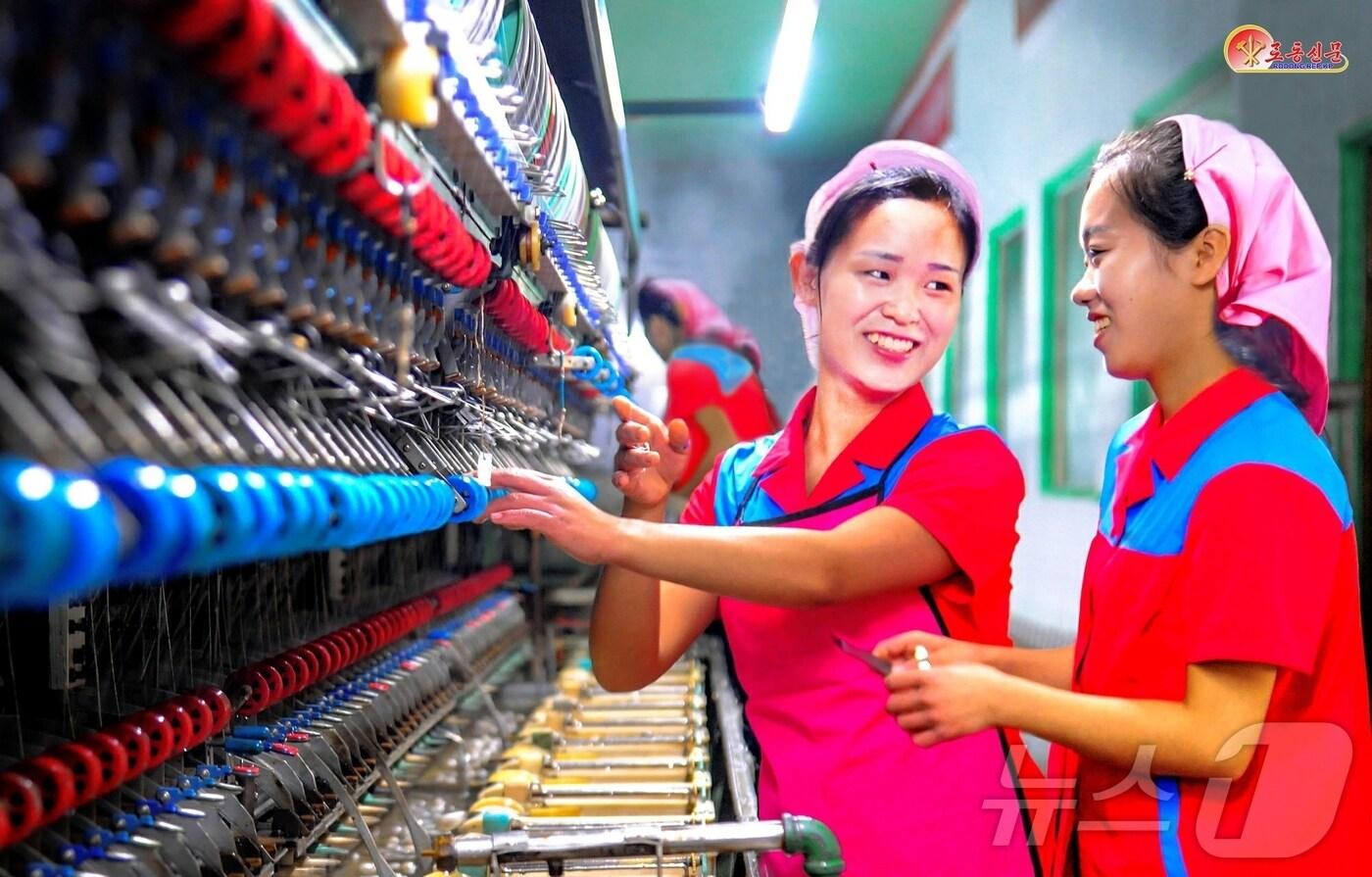 (평양 노동신문=뉴스1) = 북한 공장 노동자들. [국내에서만 사용가능. 재배포 금지. DB 금지. For Use Only in the Republic of Korea. Redistribution Prohibited] rodongphoto@news1.kr