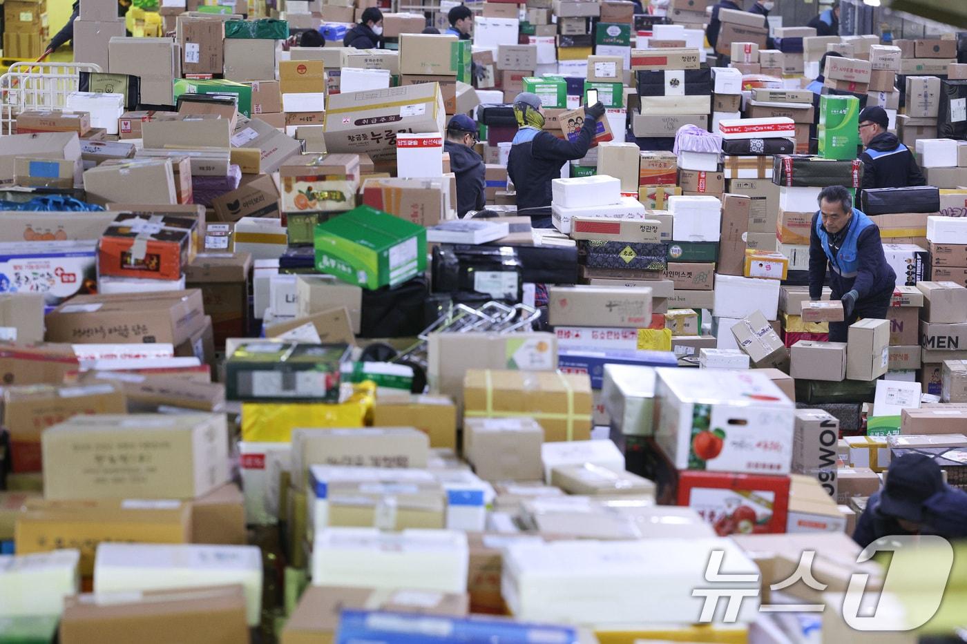서울 광진구 동서울우편물류센터에서 직원들이 택배 분류 작업으로 구슬땀을 흘리고 있다. 2025.1.21/뉴스1 ⓒ News1 신웅수 기자