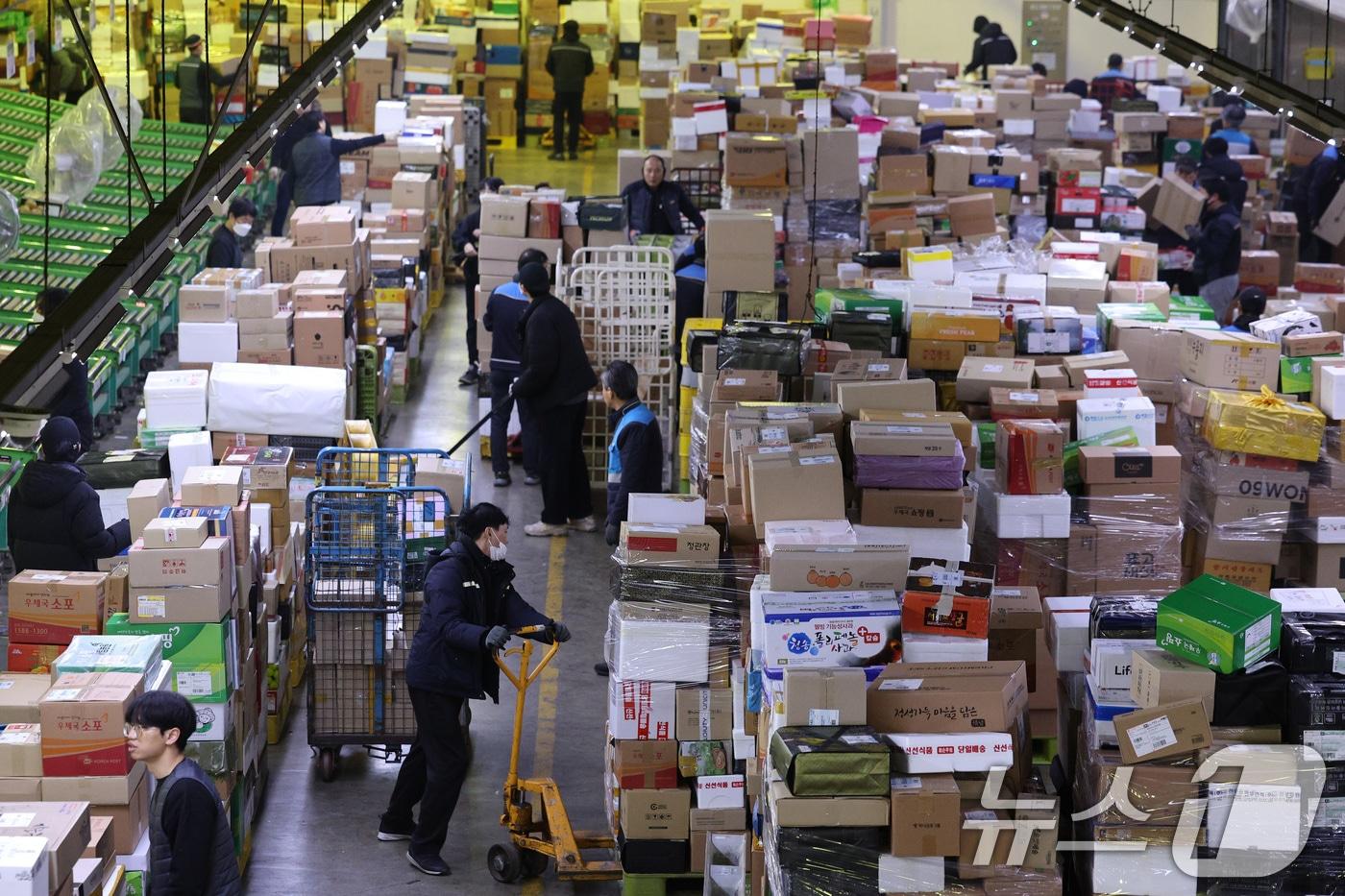 설 명절을 앞둔 21일 오전 서울 광진구 동서울우편물류센터에서 직원들이 택배 분류 작업으로 구슬땀을 흘리고 있다. 2025.1.21/뉴스1 ⓒ News1 신웅수 기자