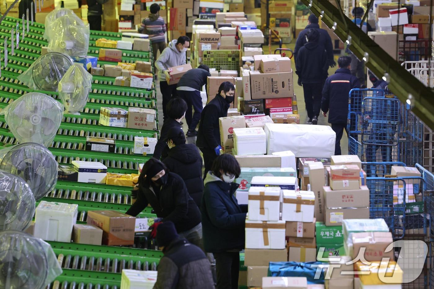 본문 이미지 - 설 명절을 앞둔 지난해 1월 21일 오전 서울 광진구 동서울우편물류센터에서 직원들이 택배 분류 작업으로 구슬땀을 흘리고 있다.  2025.1.21/뉴스1 ⓒ News1 신웅수 기자
