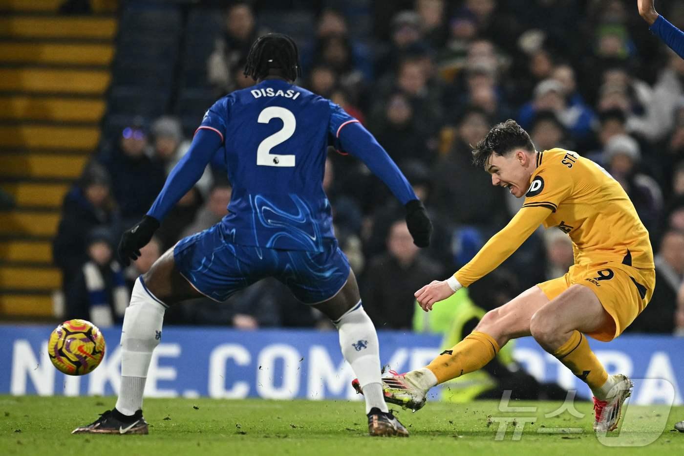 본문 이미지 - 황희찬의 소속팀 울버햄튼(노란색 유니폼)은 21일(한국시간) 열린 첼시와의 2024-25 잉글랜드 프리미어리그(EPL) 22라운드 원정 경기에서 1-3으로 졌다. ⓒ AFP=뉴스1