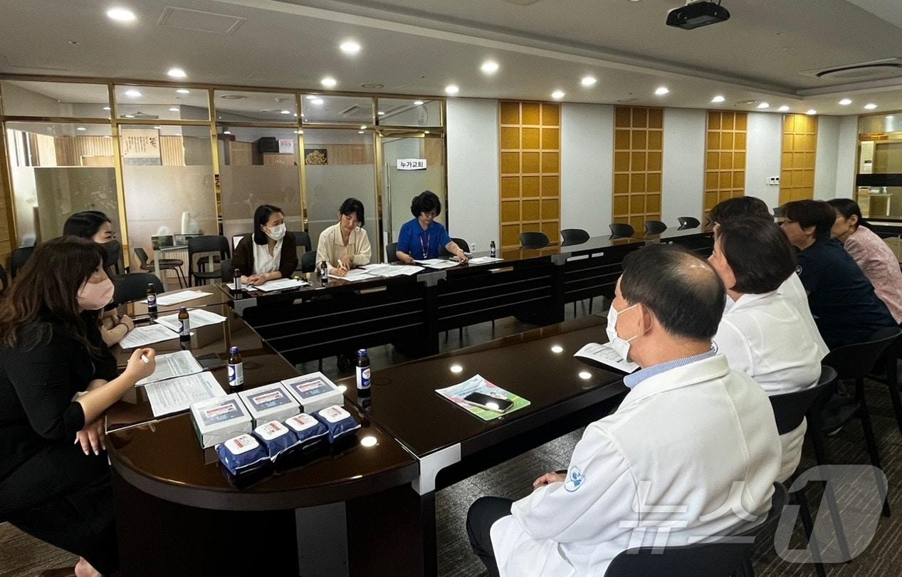 본문 이미지 -  의료급여 재정지출 절감 전담팀 요양병원 합동방문.(부산시청 제공)