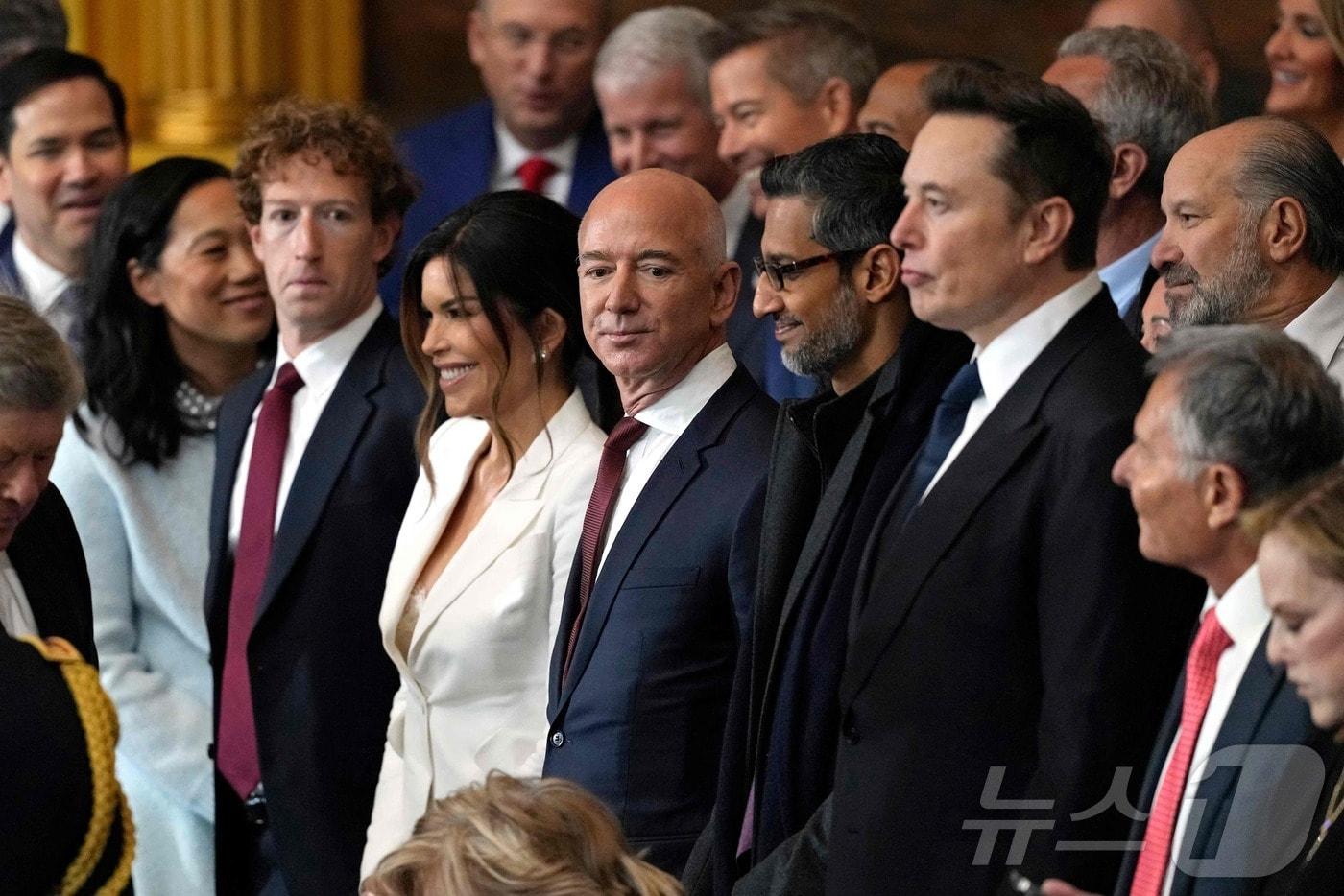 20일(현지시간) 도널드 트럼프 미국 대통령이 미국 의회 의사당 중앙홀인 로툰다에서 취임식을 하는 동안 마크 저커버그, 제프 베이조스, 순다르 피차이, 일론 머스크가 이를 지켜보고 있다. ⓒ AFP=뉴스1