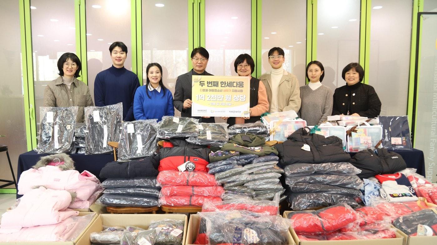 김충덕 한세실업 경영지원본부장&#40;상무&#41;이 17일 지파운데이션과 함께 안산글로벌다문화센터에 1억2000만 원 상당의 성금 및 물품을 전달하고 있다.&#40;한세실업제공&#41;