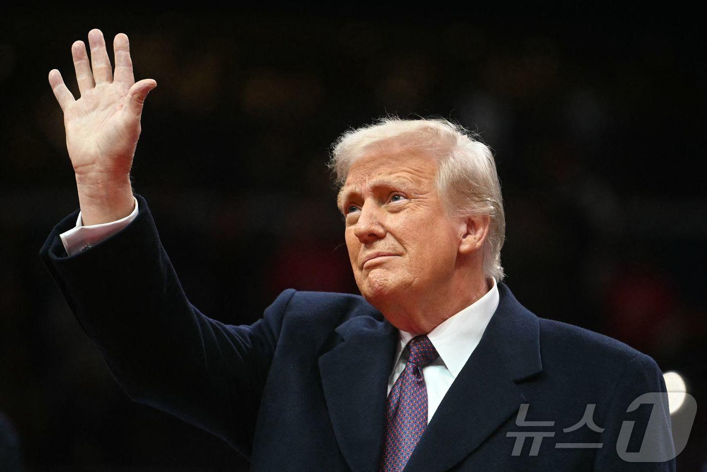도널드 트럼프 미국 대통령이 20일 &#40;현지시간&#41; 워싱턴 &#39;캐피털원 아레나&#39;에서 열린 47대 대통령 취임 퍼레이드에 도착을 하고 있다. 2025.01.21 ⓒ AFP=뉴스1 ⓒ News1 우동명 기자