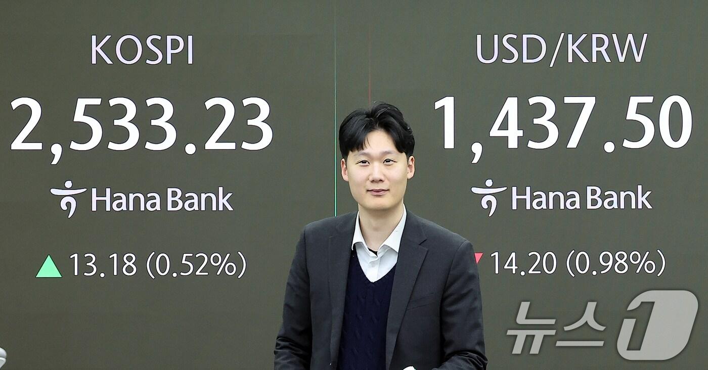 본문 이미지 - 21일 오전 서울 중구 하나은행 본점 딜링룸 전광판에 증시 시황이 표시되고 있다. 이날 코스피는 전 거래일 종가와 비교해 13.18포인트(p)(0.52%) 상승한 2533.23에 장을 열었다. 서울외환시장에서 달러·원 환율은 전 거래일 주간거래 종가 대비 14.20원 하락한 1437.50원을 나타내고 있다. 2025.1.21/뉴스1 ⓒ News1 김진환 기자