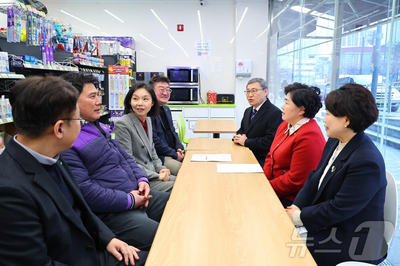 편의점 점주의 이야기를 듣고 있는 최호정 의장. (서울시의회 제공)ⓒ 뉴스1