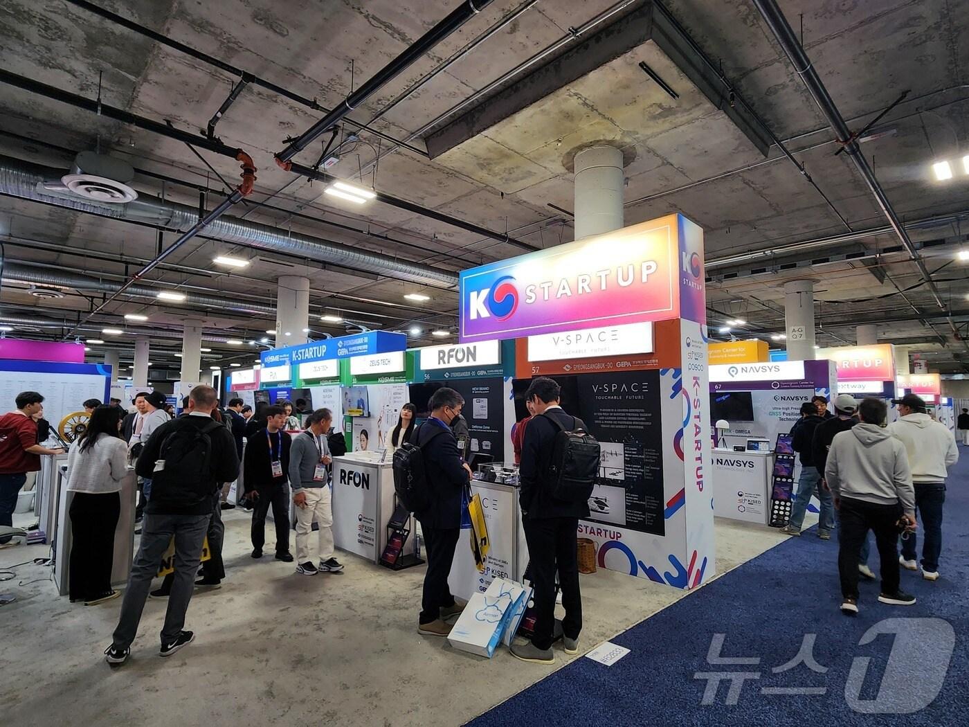 본문 이미지 - 미국 라스베이거스에서 열린 &#39;CES 2025&#39;의 K-스타트업 통합관 전경&#40;중소벤처기업부 제공&#41;