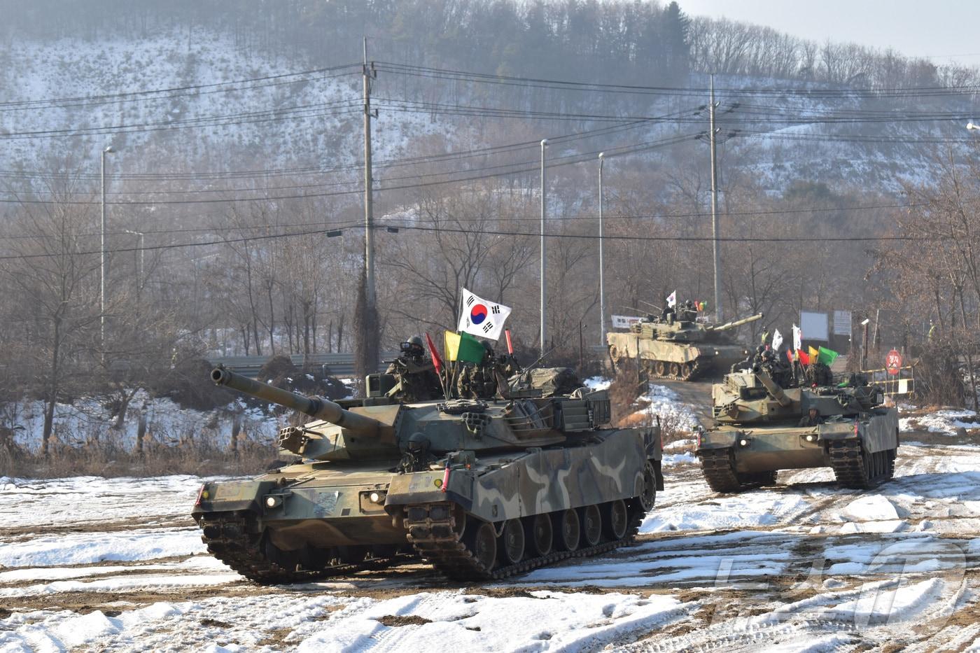육군 제5기갑여단 전차들이 기동훈련하는 모습.