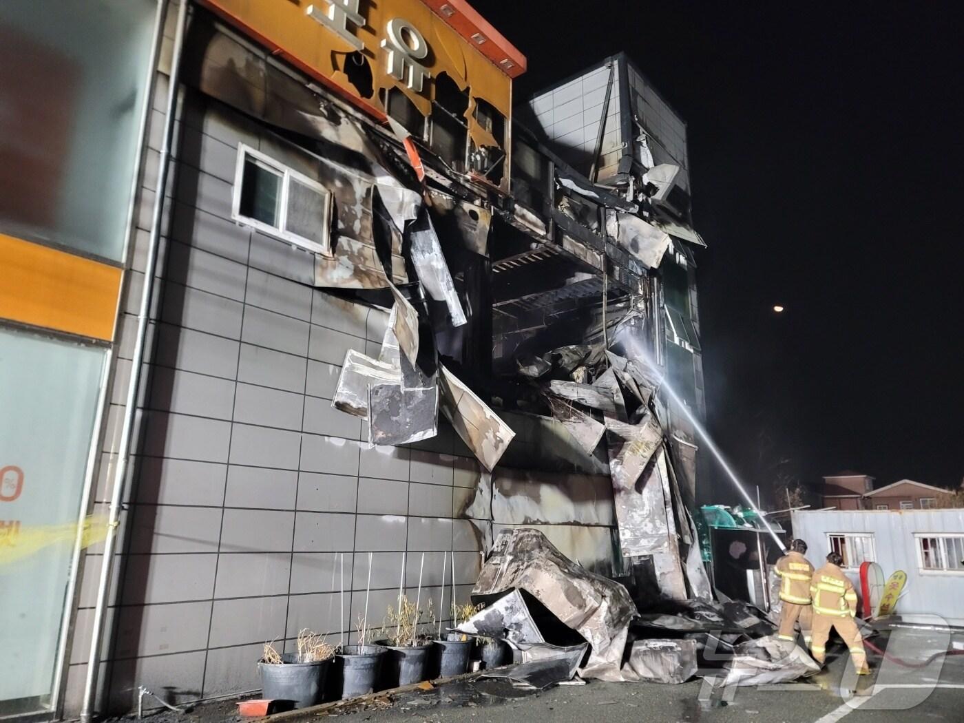 본문 이미지 - 21일 오전 부산 강서구 녹산동 의류매장 화재 현장.(부산소방재난본부 제공)