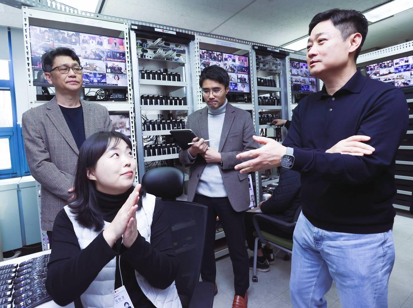 본문 이미지 - 홍범식 LG유플러스 사장이 20일 대전 유성구에 위치한 LG유플러스 '대전 R&D 센터'를 방문했다.(LG유플러스 제공)