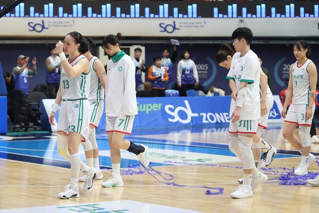 본문 이미지 -  5연패를 당한 부천 하나은행 선수단. (WKBL 제공)